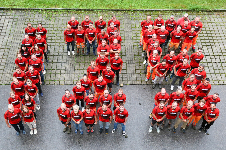 Zum 125-jährigen Firmenjubiläum erhalten alle Mitarbeitenden sowie deren Partnerinnen und Partner neu gestaltete Sportkleider.