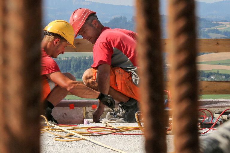 Wir realisieren für Sie Wohnbauten, Gewerbe- und Industriebauten mit Fachkompetenz, jahrelanger Erfahrung und modernster Technik.