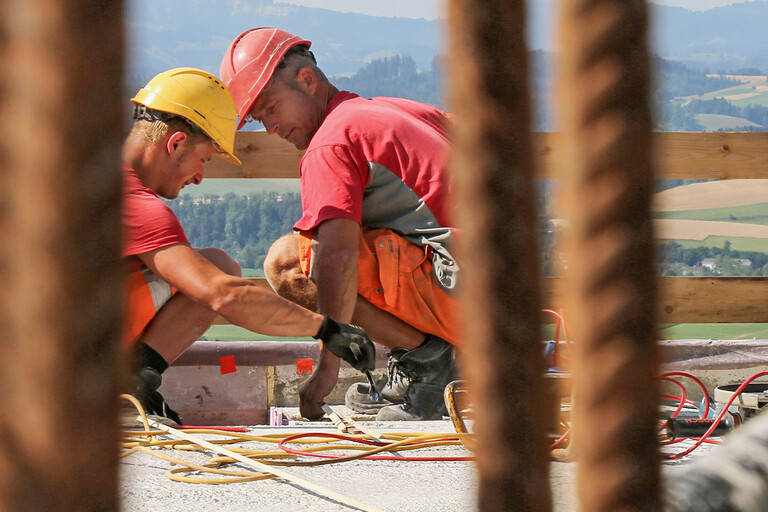 Wir realisieren für Sie Wohnbauten, Gewerbe- und Industriebauten mit Fachkompetenz, jahrelanger Erfahrung und modernster Technik.