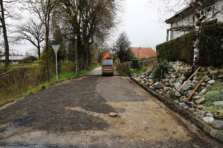 Walze bei der Sanierung der Güter- und Gemeindestrasse in Alberswil.