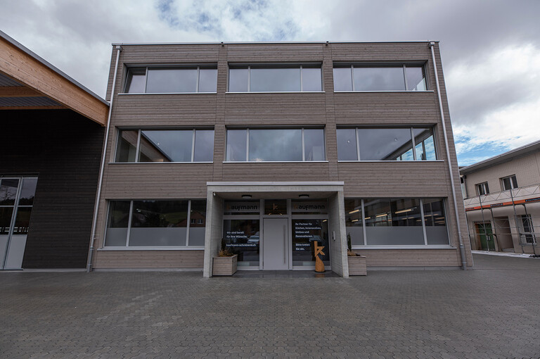 Ansicht vom Gebäude mit Eingangsbereich Erweiterung und Neubau der Schreinerei Kaufmann in Altishofen.