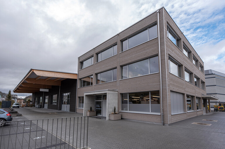 Aussenansicht Erweiterung und Neubau mit Hozfassade Schreinerei Kaufmann in Altishofen.