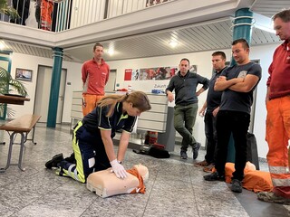 Lebensrettende Sofortmassnahmen am Polierrapport