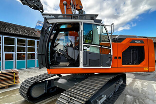 Unser neuer Bagger ist da – wir haben angestossen!
