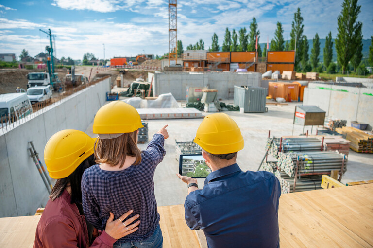 Planen - Bauherrenfamilie mit Tablet 1